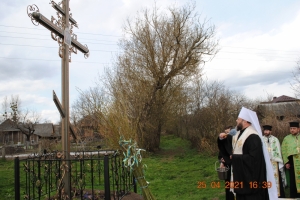 25 квітня 2021 р. Освячення придорожнього хреста у Цеперові. Світлина з архіву настоятеля
