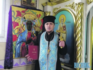 Настосятель парафії протоієрей Дмитро Андрухів біля Ченстоховської ікони. Світлина Наталії Кравчук. Настосятель парафії протоієрей Дмитро Андрухів біля Ченстоховської ікони. Світлина Наталії Кравчук.