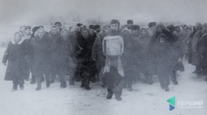 1994 р. Мешканці села Жидичин на службі просто неба. Протоієрей Михайло Бучак. Світлини Ірини Кабанової та з архіву протоієрея Михайла Бучака