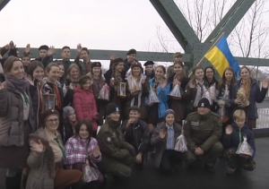 16 грудня 2015 р. Прийняття вифлеємського вогню на міжнародному пункті перетину кордону «Устилуг – Зосін». Відео єпархіальної телестудії «Собор».