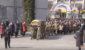 26 березня 2016 р. Із чину похорону військовослужбовця Романа Луцюка у кафедральному соборі Святої Трійці в Луцьку. Очолює митрополит Луцький і Волинський Михаїл (Зінкевич) Української Православної Церкви Київського Патріархату (УПЦ КП). Відео єпархіальної телестудії «Собор».