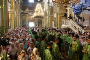 20 червня 2016 р. День Святого Духа. Божественна Літургія в луцькому кафедральному соборі Святої Трійці. Очолює Патріарх Київський і всієї Руси-УКраїни Філарет. Частина 2-га. Відео Волинської обласної державної телерадіокомпанії.