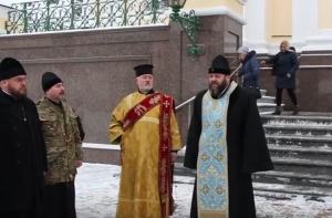 6 лютого 2017 р. Слово митрополита Луцького і Волинського Михаїла та протоієрея Матвія Олійника, військогового капелана, настоятеля парафії Великомученика і цілителя Пантелеймона в Люблинці Ковельського районного деканату після освяти медичного автомобіля, обладнаного для потреб військовослужбовців. Відео єпархіальної телестудії «Собор».