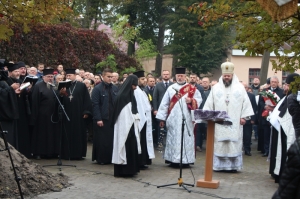 12 жовтня 2017 р. Слово митрополита Луцького і Волинського Михаїла після чину похорону та погребіння 107 розстріляних ув’язнених Луцької тюрми, переважно українських патріотів, яких тут знищили органи НКВС 23 червня 1941 р. Відео єпархіальної телестудії «Собор».