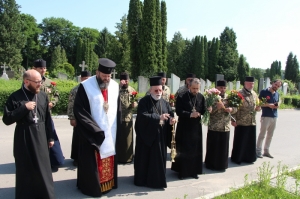 15 червня 2019 р. Частина заупокійної літії по воїнах, які загинули за Україну на міському кладовищі біля с. Гаразджа. Богослужіння очолює митрополит Анейський Макарій (Павлідіс), постійний член Священного синоду Константинопольської православної церкви. Відео єпархіальної телестудії «Собор».